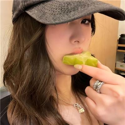 赤裸海报